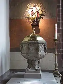 Christ aux stigmates (XVIIIe&nbsp;siècle) et fonts baptismaux (XVIIe&nbsp;siècle).