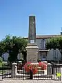 Le monument aux morts devant l'église (juil. 2009)