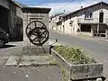 Une pompe-fontaine.