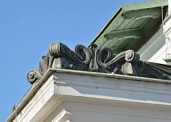 Acrotère.