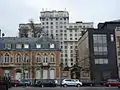 Les Pavillons français (en arrière-plan) vus depuis la place