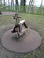 Cheval à bascule sur un terrain de jeux moderne