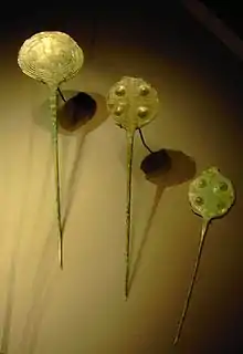 Épinglettes de l'Âge du bronze. Celle du centre provient du Schnidejoch.