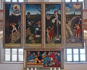 Polyptyque fermé : panneaux centraux fermés et ailes gauche et droite, avec la prédelle peinte.