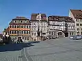 Place du marché, office du tourisme à gauche