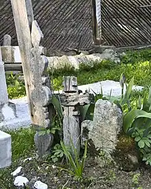 Stèles funéraires, croix en bois et stèle en pierre (Olténie)