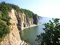 Les falaises sur la rive est de l'île Barnmarsh.