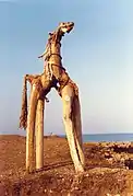 1986, Cheval de mer, assemblage, hauteur : 260&nbsp;cm, la côte italienne