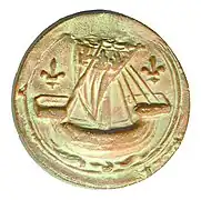 Sceau de 1412 (contre-sceau) appendu à une vente faite devant le prévôt des marchands. « Un vaisseau avec ses deux châteaux, son mât, sa voile et ses agrès, voguant à gauche. La voile est au chef de trois fleurs de lys et est accostée dans le champ de deux autres ».