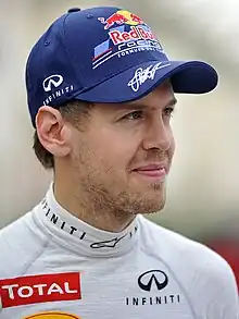 Photographie de Sebastian Vettel, l'un des pilotes jouables du jeu vidéo.