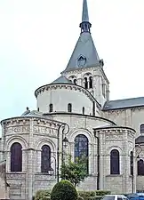 Le chevet avec les reliefs du XIIe siècle, et le clocher.
