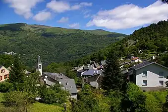 Le village de Sem et l'église de l'Exaltation-de-la-Sainte-Croix de Sem.