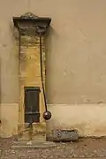 Pompe à balancier du XIXe&nbsp;siècle, un des dix puits alimentant la place en eau potable.