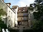Cour intérieure de l'hôtel de l'Ange, ancienne poste à chevaux dans la rue Vieille de Paris.