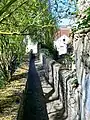 Le passage des Carmes entre l'ancien couvent et la Nonette, sur le rempart médiéval.
