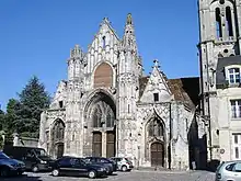 Portail et façade ouest de l'église Saint-Pierre, donnant sur la place du même nom.