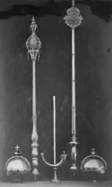 Photographie en noir et blanc des regalia du royaume de Norvège.