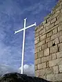 Croix au pied de la tour, flanc sud