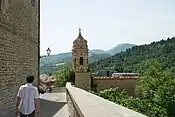 Vue le long des remparts de la commune