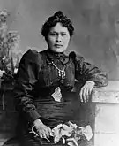 Kate Carmack , sa femme, portant son célèbre collier de pépites d'or, 1898