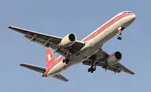 Vue du dessous d'un avion de ligne à réacteurs, en vol.