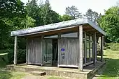 Photographie d'un petit bâtiment en bois et vitré, de style moderne.