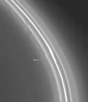 Vue du satellite berger Prométhée présentant un transfert de matière de l'anneau F à celui-ci.