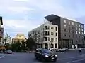 Le croisement séparant le côté est du côté ouest de la rue Sherbrooke, à l'angle du Boulevard Saint-Laurent.