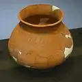 Pot à décor par impression. H. 19&nbsp;cm. L. 22,5&nbsp;cm. Site de Shisanghan. Âge du fer, IIe – Ve&nbsp;siècle env.