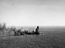 Explosion d'une bombe de 1000 livres (450&nbsp;kg) sur le Shoho pendant la bataille (noter un Douglas TBD Devastator en bas au centre/gauche et 2 ou 3 autres avions de l’U.S. Navy visibles au-dessus du porte-avions)