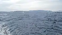 Mine de cuivre à ciel ouvert de Sibaï : près de 2 km de large et 500 m de profondeur.