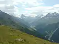 Panorama sur des sommets à plus de 4&nbsp;000&nbsp;m d'altitude et Zinal plus bas.