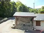 L'abreuvoir avec une toiture.
