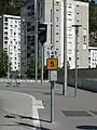 Signal 48 marquant l’arrêt impératif et une vitesse limitée à 5&nbsp;km/h.