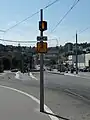 Signal indiquant une direction droite et une vitesse limitée à 5&nbsp;km/h sur la voie de gauche.