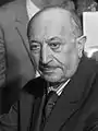 Simon Wiesenthal, ici en 1973, alors architecte de trente deux ans, arrêté le 6 juillet par des hommes de Nachtigall, sauvé in extremis par l'un d'eux, ancien collègue, du peloton d'exécution au moment où l'angélus de midi sonne la pause.