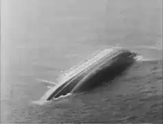 L’Andrea Doria chavire et se retourne après la collision avec le Stockholm.