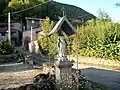 Statue de la Vierge Marie protégée par un toit.