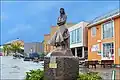 La femme du marin sur la vieille place