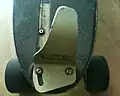 Cale-pied (skyhook) sur un ancien skate de slalom