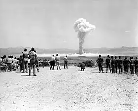 Le champignon atomique de Small Boy (1962) est observé par des soldats américains.