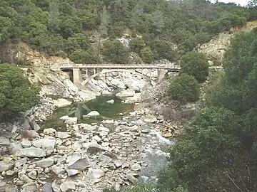 La branche sud de la rivière Yuba à son intersection avec la California State Route 49 (en)