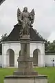 Statue de l'ange du jugement dernier de Grégoire Theny (cs) au centre du Cimetière d'en bas