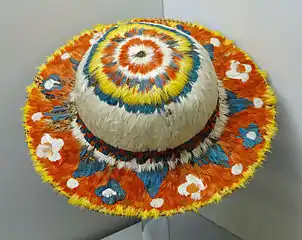 Chapeau de plumes cholón. Pérou, XVIIIe siècle, recueilli par l'expédition botanique de la vice-royauté du Pérou.