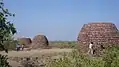 Petits stupas à Sonari, et stupa no&nbsp;1 en arrière-plan.