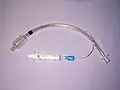 Sonde d'intubation trachéale avec ballonnet gonflé (seringue de gonflage en place).