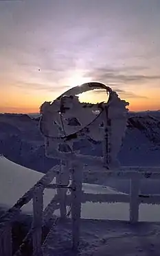 Héliographe sur la plate-forme de l'observatoire (3&nbsp;111&nbsp;m).