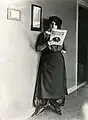 Sophie de Vries-de Boer&nbsp;(nl) portant une jupe-culotte dans les bureaux de Het Leven. Geïllustreerd&nbsp;(nl). (1911).