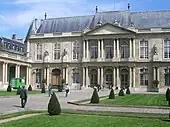 Avant-corps central à doubles colonnes superposées, comportant trois travées sur deux niveaux, surmontés d'un fronton triangulaire (hôtel de Soubise).