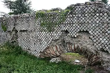Commune de Soucieu-en-Jarrest. Ruines de l'aqueduc romain du Gier (Ier&nbsp;siècle) qui fournissait la ville de Lyon en eau.